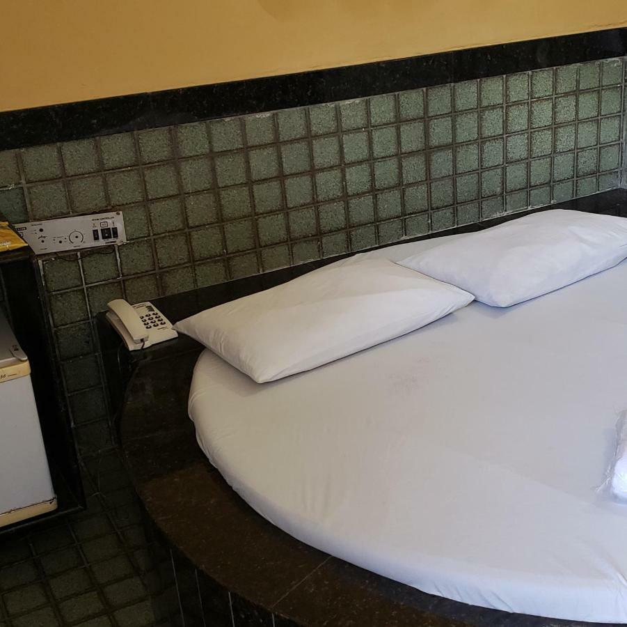 Love hotel Eclipse
